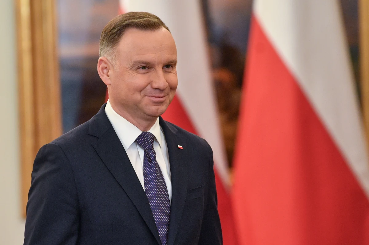 Para rosyjskich youtuberów umieściła dziś nagranie udawanej rozmowy prezydentów Polski i Francji. Kancelaria Prezydenta RP podkreśla, że Andrzej Duda "zorientował się po nietypowym sposobie prowadzenia rozmowy przez rozmówcę, że mogło dojść do próby oszustwa i zakończył rozmowę". Konwersacja trwała jednak siedem minut. Doszło do niej we wtorek, tuż po tragedii w Przewodowie.