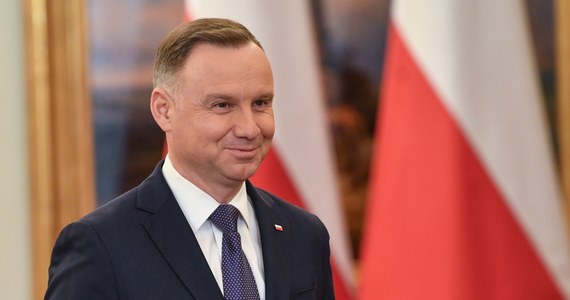 Para rosyjskich youtuberów umieściła dziś nagranie udawanej rozmowy prezydentów Polski i Francji. Kancelaria Prezydenta RP podkreśla, że Andrzej Duda "zorientował się po nietypowym sposobie prowadzenia rozmowy przez rozmówcę, że mogło dojść do próby oszustwa i zakończył rozmowę". Konwersacja trwała jednak siedem minut. Doszło do niej we wtorek, tuż po tragedii w Przewodowie.