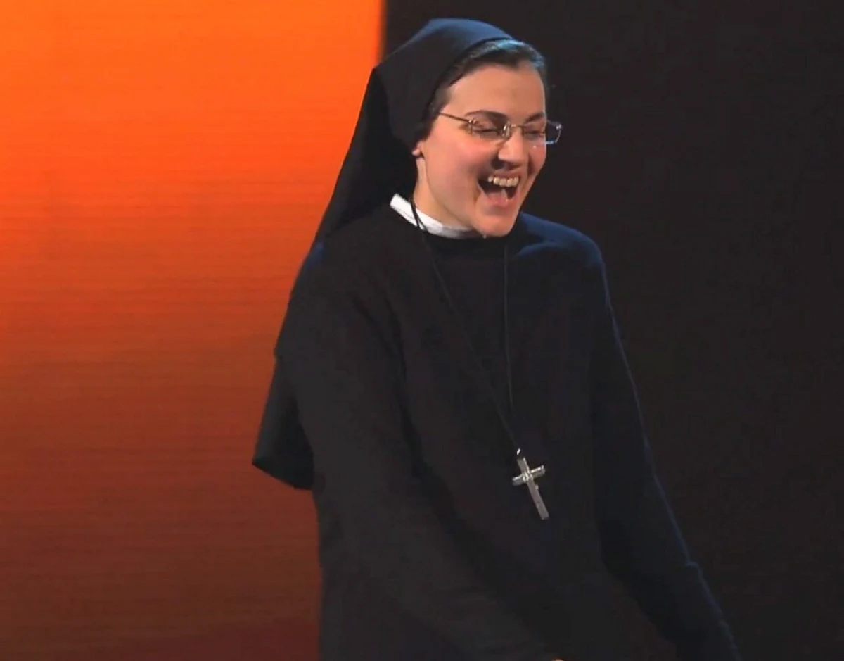 Słynna siostra zakonna, która w 2014 roku wygrała program „The Voice of Italy”, zrzuciła habit i została kelnerką w Hiszpanii. 