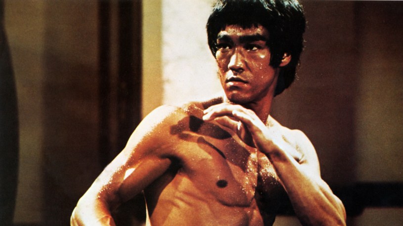 Oprócz aktorstwa zajmował się reżyserią. Uznawano go za najbardziej wpływowego mistrza sztuk walki wszech czasów i ikonę popkultury XX wieku. 50 lat temu, 20 lipca 1973 roku, zmarł Bruce Lee. Jego przedwczesna śmierć wywołała wiele teorii spiskowych. W Polsce zdobył ogromną popularność za sprawą filmu "Wejście smoka".