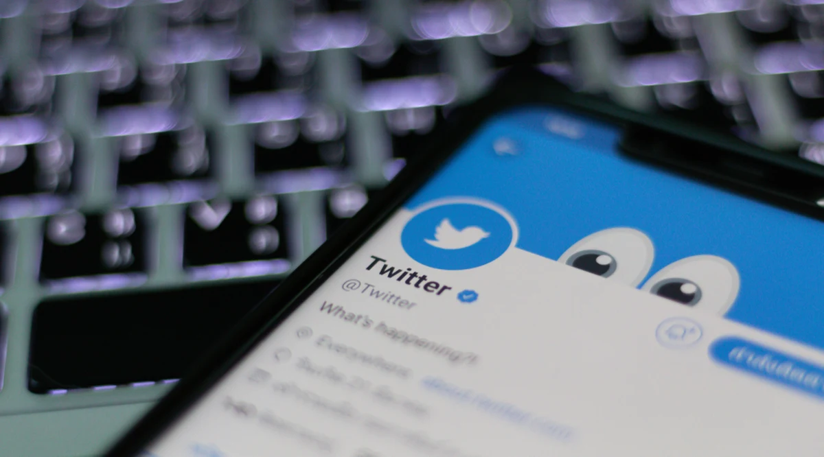 Na Twitterze przybywa kont szerzących dezinformację na tematy zdrowotne, a ich zasięg stale się zwiększa - poinformował brytyjski dziennik "The Guardian". To pokłosie wprowadzenie przez platformę płatnego systemu weryfikacji i zwolnienia tysięcy moderatorów treści.