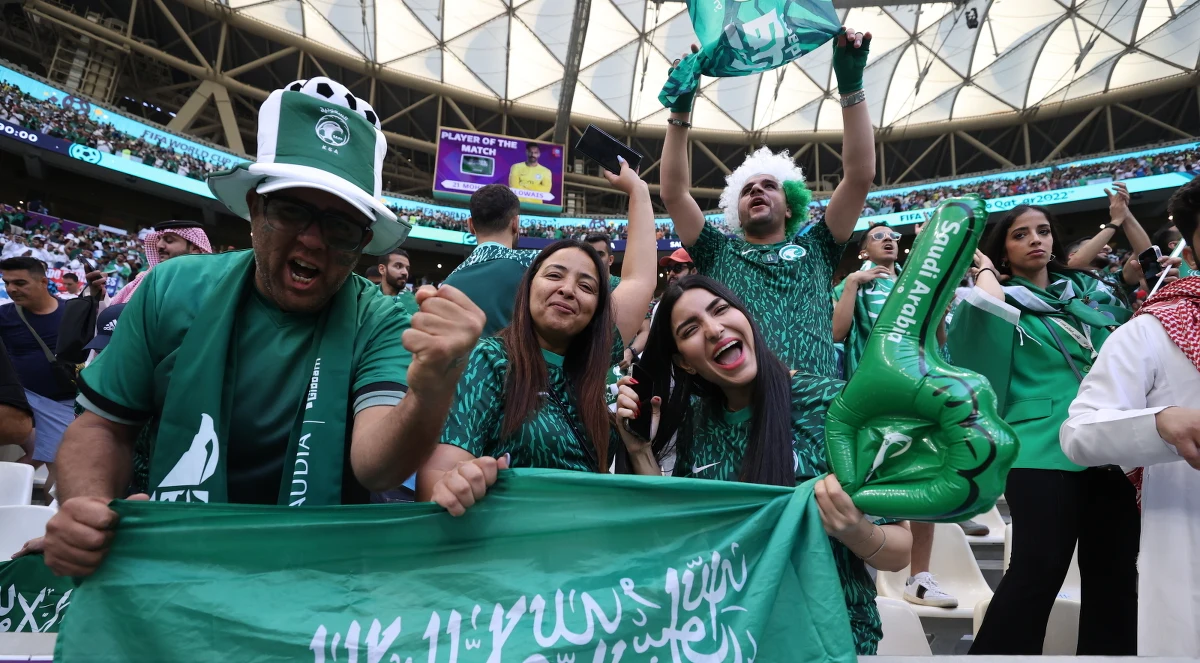 Piłkarze Arabii Saudyjskiej sprawili pierwszą sensację na mistrzostwach świata w Katarze, pokonując 2:1 faworyzowaną reprezentację Argentyny w ramach rywalizacji w grupie C. Argentyńskie media piszą o dużym zaskoczeniu i ogromnym rozczarowaniu postawą podopiecznych Lionela Scaloniego.