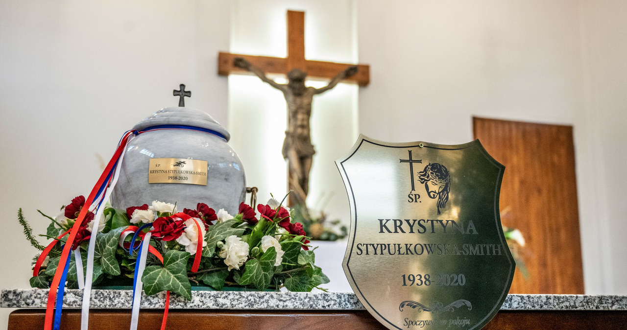 We wtorek w Łodzi odbył się pogrzeb Krystyny Stypułkowskiej-Smith - tłumaczki, romanistki i aktorki, znanej z roli w filmie Andrzeja Wajdy "Niewinni czarodzieje", gdzie wystąpiła u boku Tadeusza Łomnickiego. Aktorka zmarła w wieku 84 lat w Arlington (USA).