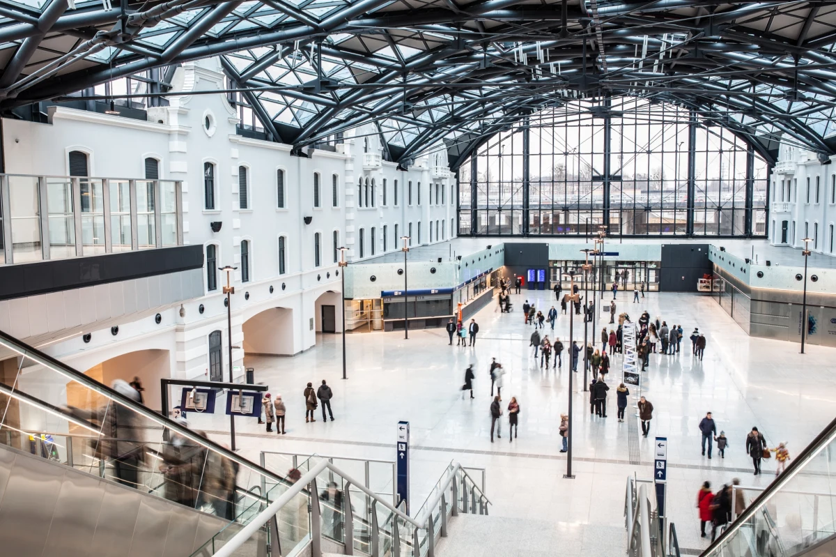 W czwartek i piątek  w Łodzi zorganizowane zostanie spotkanie Rady Ministerialnej Organizacji Bezpieczeństwa i Współpracy w Europie (OBWE). Szefowie dyplomacji krajów członkowskich tej organizacji, będą dyskutować w gmachu EC1 przy ul. Targowej i w salach konferencyjnych dworca Łódź Fabryczna. To oznacza zmiany w organizacji ruchu. Zamknięta zostanie też część autobusowa dworca Łódź Fabryczna - zapowiada Urząd Miasta.
