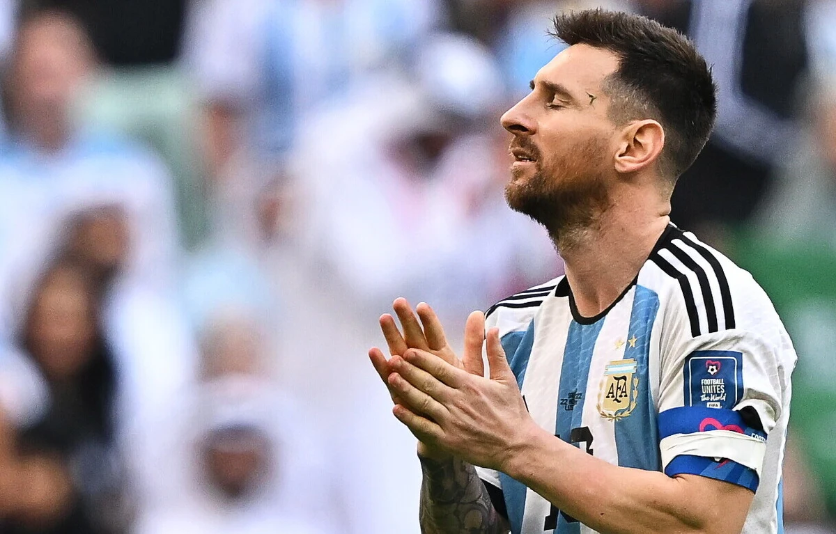 Lionel Messi skomentował sensacyjną porażkę reprezentacji Argentyny w meczu z Arabią Saudyjską. Gwiazdor przyznał, że "ta grupa piłkarzy jeszcze nigdy nie była w takiej sytuacji". Podkreślił jednak, że wraz z kolegami zrobi wszystko, by w następnych meczach - z Meksykiem i Polską - zmazać plamę.