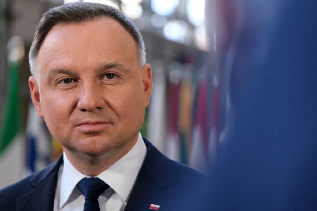 Prezydent Andrzej Duda podpisał ustawę, która wydłuża kadencję samorządów do 30 kwietnia 2024 r. Ma ona na celu rozdzielenie dat wyborów parlamentarnych i samorządowych. Zgodnie z wcześniejszym kalendarzem wyborczym jedne i drugie miały odbyć się jesienią 2023 r.