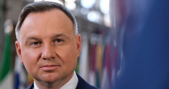 Prezydent Andrzej Duda podpisał ustawę, która wydłuża kadencję samorządów do 30 kwietnia 2024 r. Ma ona na celu rozdzielenie dat wyborów parlamentarnych i samorządowych. Zgodnie z wcześniejszym kalendarzem wyborczym jedne i drugie miały odbyć się jesienią 2023 r.