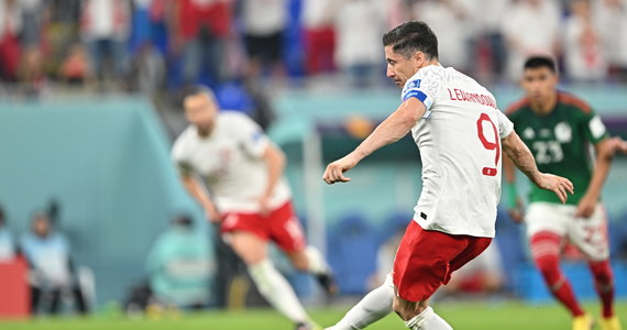 "Szanujemy ten punkt. Wszystko od nas zależy w kolejnym meczu. Z drugiej strony szkoda rzutu karnego, bo była to świetna szansa na zdobycie bramki, ale nie strzeliłem. To bardzo boli" - powiedział Robert Lewandowski po remisie piłkarskiej reprezentacji Polski 0-0 z Meksykiem w MŚ w Katarze. "Przepraszam" - napisał na Instagramie Polak.