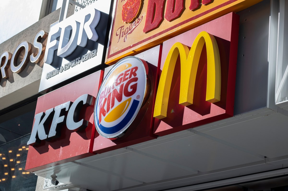 Polacy oszczędzają na jedzeniu poza domem. Efekt jest taki, że nawet czołowym sieciom ubywa klientów. Punkty McDonald’s straciły ich ponad 20 proc. – informuje środowa "Rzeczpospolita".