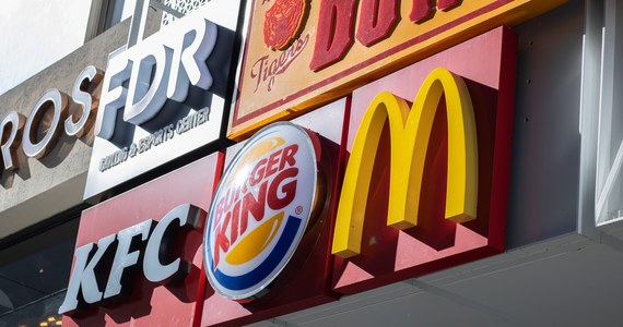 Polacy oszczędzają na jedzeniu poza domem. Efekt jest taki, że nawet czołowym sieciom ubywa klientów. Punkty McDonald’s straciły ich ponad 20 proc. – informuje środowa "Rzeczpospolita".