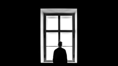 Eksperci: Samotność ma twarz młodego mężczyzny