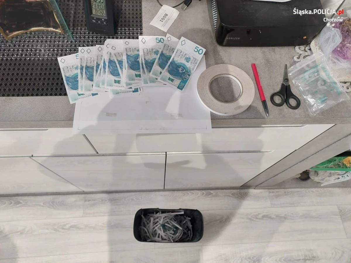 Policjanci z Chorzowa namierzyli i zlikwidowali ośrodek fałszerski, w którym podrabiano pieniądze. W mieszkaniu zorganizowana była mała firma poligraficzna, w której drukowano banknoty. Zatrzymane zostały trzy osoby. Grozi im nawet 25 lat więzienia.

