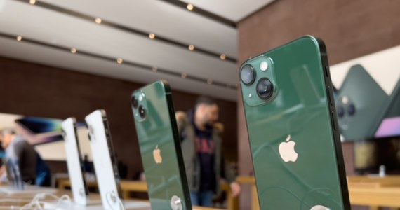 W zakładach Foxconna w chińskim mieście Zhengzhou, największej fabryce telefonów marki Apple na świecie, doszło do starć pomiędzy setkami protestujących pracowników a służbami porządkowymi – poinformowały media na podstawie nagrań krążących w mediach społecznościowych.
