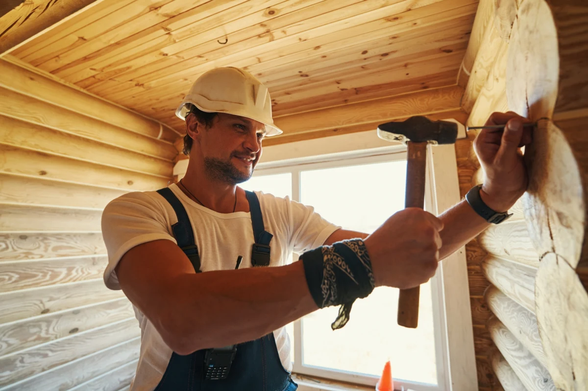 Policjanci zatrzymali 50-latka podejrzanego o oszustwa na terenie całego kraju. Mężczyzna prowadził spółkę, która oferowała budowę drewnianych domów, wykonywał jedynie pierwszy etap prac, a potem znikał. Według policji jego klienci stracili blisko 2,5 miliona złotych. Przedsiębiorca działał też na szkodę własnych pracowników.

