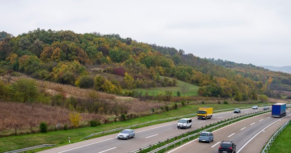 Utrudnienia na autostradach A1 i A2 w Łódzkiem. Prace związane z remontem nawierzchni i naprawą dylatacji ruszyły na A2, natomiast na A1 robotnicy działają na węźle Piotrków Trybunalski Zachód.
