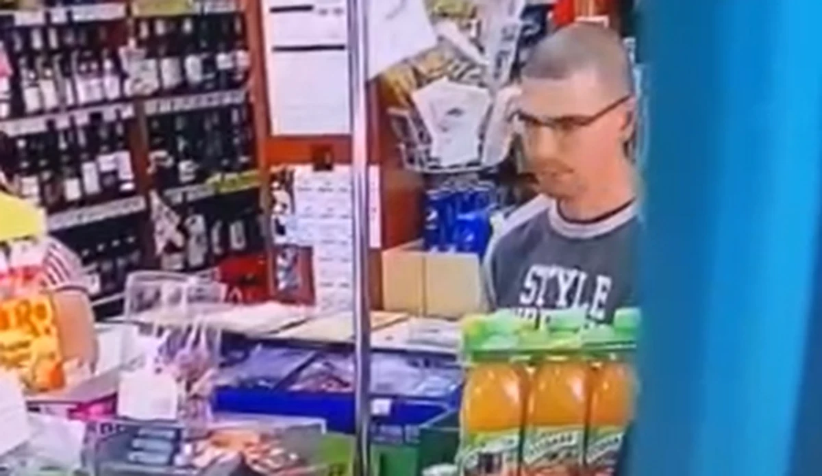 Policjanci z Siemianowic Śląskich poszukują mężczyzny, który w lipcu z mieszkania w centrum miasta odebrał od 81-letniej kobiety, oszukanej metodą "na policjanta" kopertę z 22 tys. zł. 