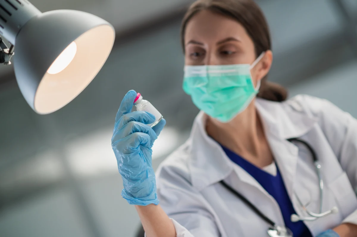 Od 17 do 23 listopada badania potwierdziły 2384 zakażenia koronawirusem, w tym 487 ponownych. Zmarło 50 osób z Covid-19 - poinformowało w cotygodniowym zestawieniu Ministerstwo Zdrowia.