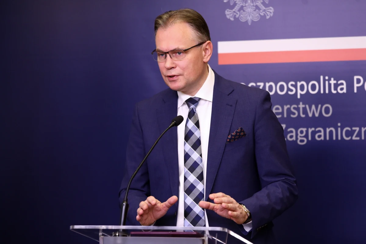 Polska prześle noty dyplomatyczne do blisko 50 państw należących do UE, NATO i Rady Europy, w których poinformuje o podstawach prawnych, faktycznych i moralnych wystąpienia o odszkodowania wojenne od Niemiec - zapowiedział na konferencji prasowej wiceszef MSZ Arkadiusz Mularczyk.