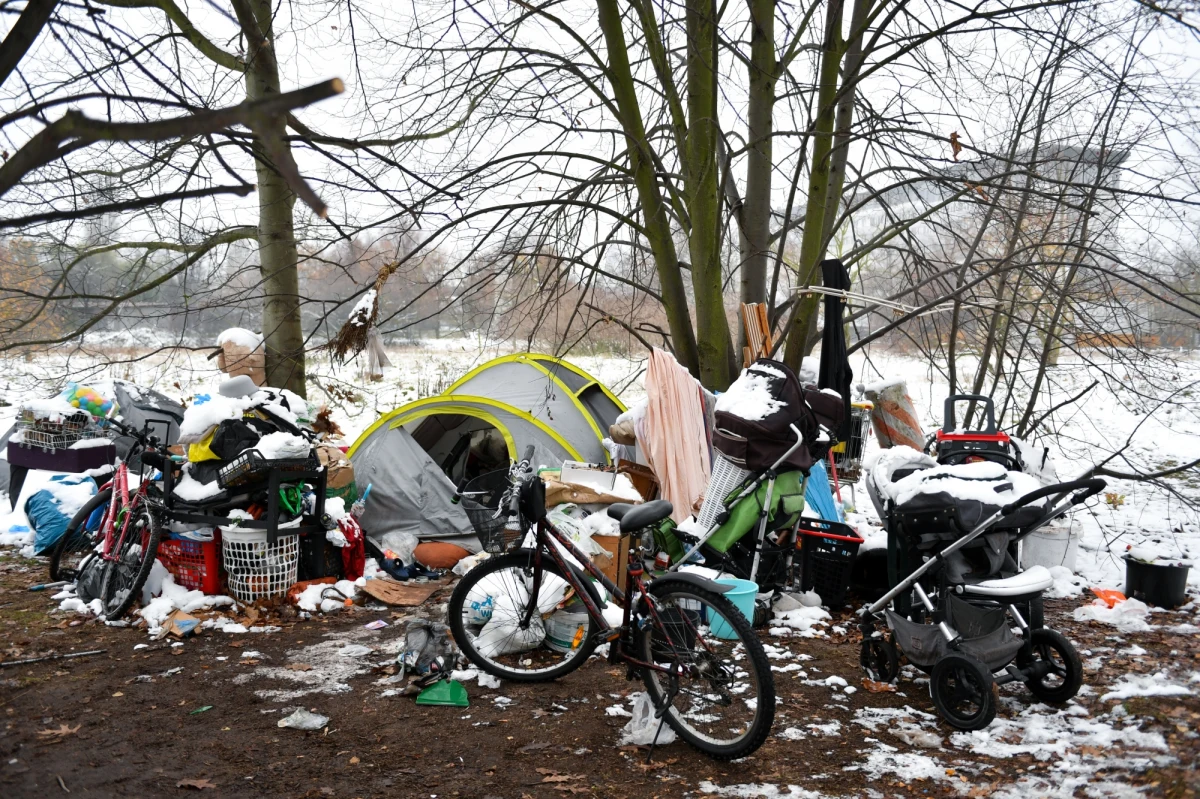Od października do ostatniego poniedziałku 24-latka mieszkała w namiocie na gdańskiej Zaspie ze swoją 2-letnią córką. Kobieta usłyszała już zarzuty. Grozi jej do 5 lat więzienia. Sąd nie zgodził się na tymczasowy areszt bezdomnej.