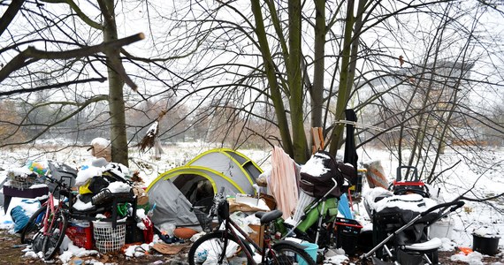 Od października do ostatniego poniedziałku 24-latka mieszkała w namiocie na gdańskiej Zaspie ze swoją 2-letnią córką. Kobieta usłyszała już zarzuty. Grozi jej do 5 lat więzienia. Sąd nie zgodził się na tymczasowy areszt bezdomnej.