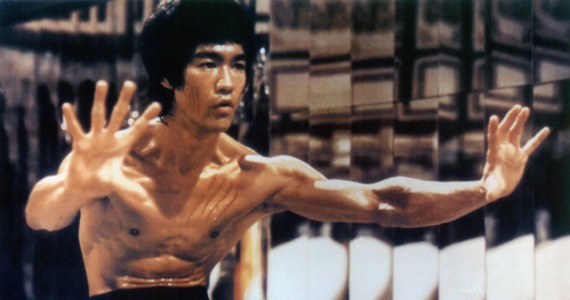 Bruce Lee mógł umrzeć z powodu picia zbyt dużej ilości wody - taką hipotezę ogłosili naukowcy w niemal 50 lat po śmierci legendarnego mistrza kung-fu. Z wydalaniem nadmiaru wody z organizmu nie uporały się nerki sportowca, a to doprowadziło do obrzęku mózgu.