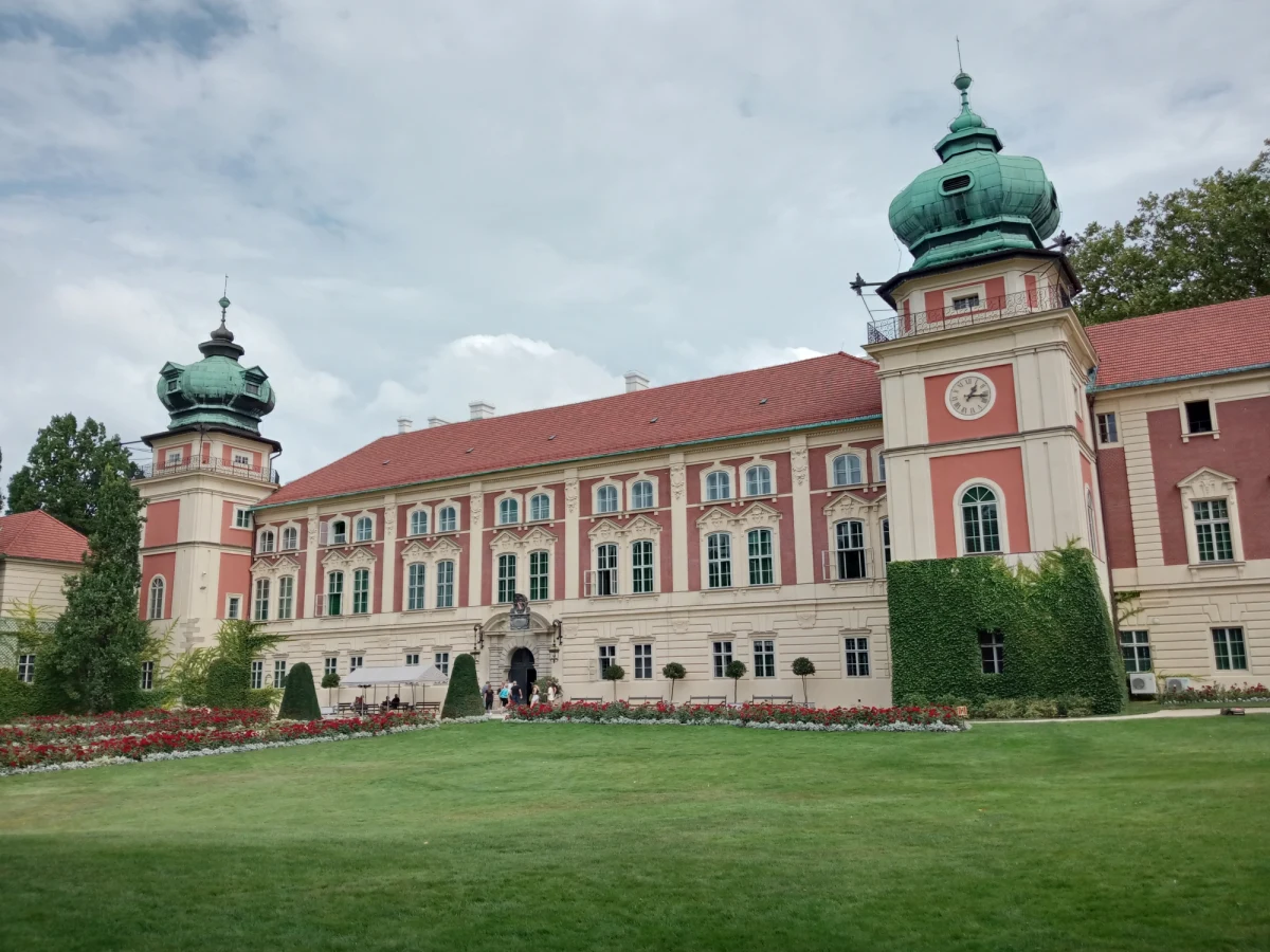 Muzeum - Zamek w Łańcucie bierze udział w ogólnopolskiej akcji "Polska zobacz więcej – weekend za pół ceny". W piątek, sobotę i niedzielę turyści będą mogli zwiedzić wybrane ekspozycje w promocyjnej cenie.
