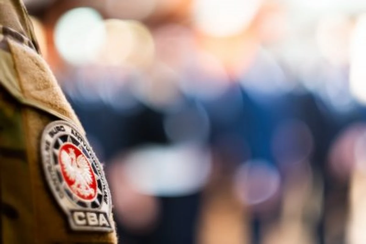 Nie ma wniosków o areszt dla zatrzymanych przez CBA działaczy PZPN. Wobec Jakuba T., członka zarządu piłkarskiego związku prokuratura zastosowała poręczenie majątkowe - pół miliona złotych, dozór policyjny i zakaz opuszczania kraju. Zawieszono go też w czynnościach służbowych. Były sekretarz generalny PZPN Maciej S. ma zapłacić kaucję w wysokości 250 tysięcy złotych. Prokuratura postawiła im zarzuty wyrządzenia szkody PZPN-owi w kwocie ponad miliona złotych.