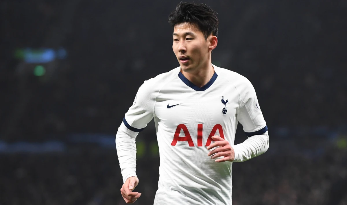 Son Heung-Min, czołowy piłkarz reprezentacji Korei Południowej i Tottenhamu Hotspur, będzie mógł zagrać w czwartkowym meczu mistrzostw świata z Urugwajem. Tę informację przekazał selekcjoner azjatyckiej drużyny Paulo Bento. Koreańczyk będzie musiał jednak zagrać w specjalnej masce chroniącej twarz po niedawnej kontuzji.
