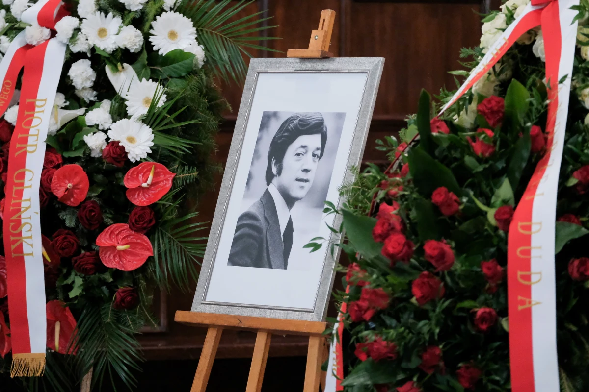 ​Piosenkarz i aktor Jerzy Połomski spoczął w środę w grobie rodzinnym w Alei Zasłużonych na stołecznym Cmentarzu Powązkowskim. "Był wielkim gwiazdorem polskiej estrady, a jego przeboje na trwałe zapisały się w pamięci wielu pokoleń Polek i Polaków" - napisał prezydent Andrzej Duda w liście odczytanym podczas uroczystości pogrzebowych.