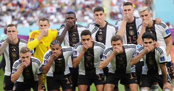 Piłkarze reprezentacji Niemiec przed swoim inauguracyjnym meczem mundialu z Japonią zademonstrowali symbol "zamkniętych ust". To odpowiedź na zakaz noszenia tęczowych opasek przez kapitanów drużyn. Niemcy niespodziewanie przegrali z Japonią 1-2.