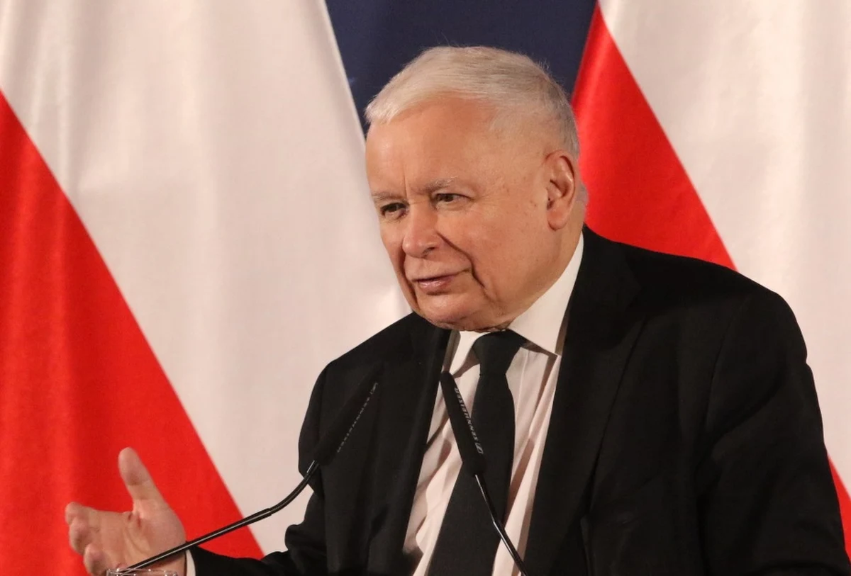 W negocjacjach z Brukselą stosujemy zasadę elastyczności, jeśli mielibyśmy absolutną pewność, że pieniądze z KPO i z budżetu głównego do nas popłyną, to rozważylibyśmy pewne posunięcia; granicą jednak jest nasza konstytucja, której nie możemy złamać - powiedział w wywiadzie dla PAP prezes PiS Jarosław Kaczyński.