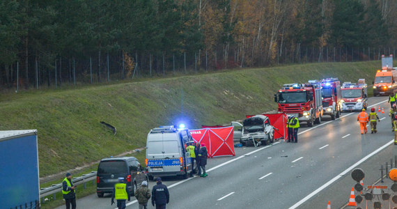 Zarzut usłyszał 40-letni kierowca ciężarówki, który miał spowodować poniedziałkowy, tragiczny wypadek na autostradzie A4 na Opolszczyźnie. Zginęli w nim ojciec z córką. Mężczyzna nie przyznał się do winy.