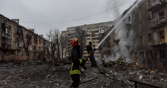 Liczba ofiar środowych rosyjskich ostrzałów Ukrainy wzrosła do 10, rannych zostało ok. 50 osób - poinformował szef MSW Ukrainy Denys Monastyrski. Większość mieszkańców Ukrainy jest pozbawiona prądu.