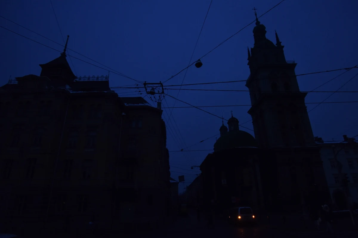 "Elektrownie jądrowe w Ukrainie odpowiadają za ponad 50 proc. wyprodukowanej energii. Trzy z nich są sprawne i kontrolowane przez Ukrainę, ale musiały zostać wyłączone przez uszkodzone sieci" - powiedział w internetowym Radiu RMF24 Maciej Zaniewicz, analityk z Forum Energii, który zajmuje się ukraińskim sektorem energetycznym. Razem z Krzysztofem Urbaniakiem rozmawiali o możliwych konsekwencjach braku prądu na Ukrainie.