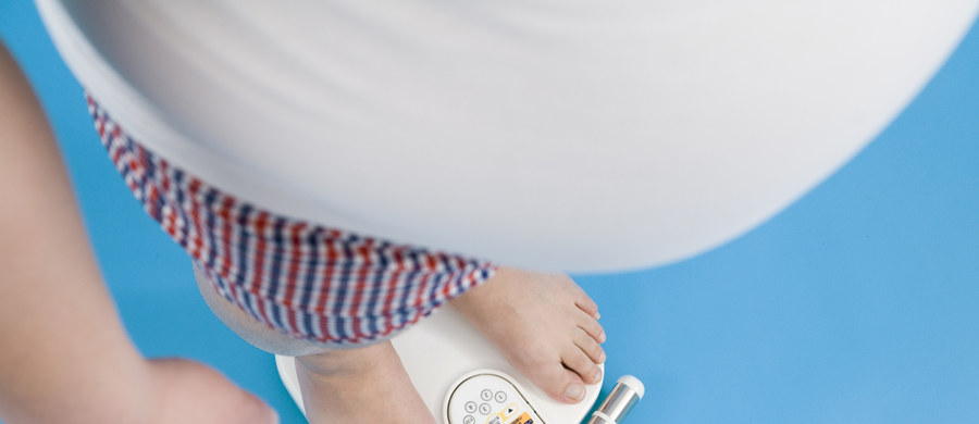​Nieregularne posiłki, przetworzone jedzenie i brak ruchu to najczęstsze przyczyny otyłości. Zbyt duża liczba nadprogramowych kilogramów to nie tylko problemy z sylwetką, ale przede wszystkim poważna schorzenie, które może zrujnować nasze zdrowie.