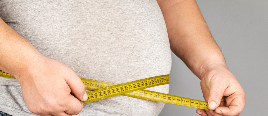 Otyłość to złożona, wieloczynnikowa choroba, spowodowana stylem życia promującym dodatni bilans energetyczny i występująca u ludzi z genetyczną predyspozycją do otyłości. Choroba charakteryzuje się zwiększeniem ilości tkanki tłuszczowej u mężczyzn powyżej 25%, a u kobiet powyżej 30% masy ciała.