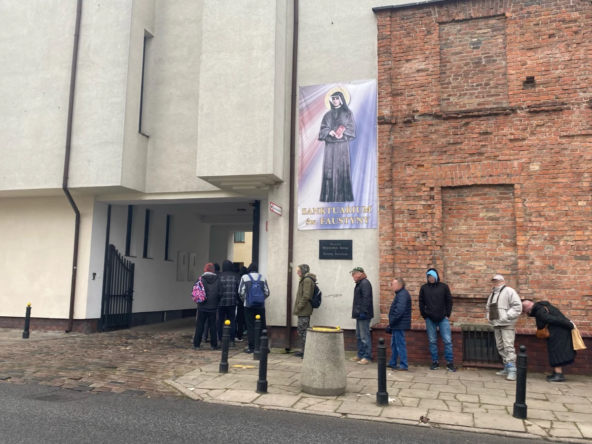 Pierwsze w tym roku uderzenie zimy to fatalna informacja dla osób w kryzysie bezdomności. Ci, którzy nie chcą skorzystać z oferty schronisk albo noclegowni, wieczorem chowają się przed zimnem w pustostanach, altanach czy na klatkach schodowych. Ważnym punktem dnia jest ciepły posiłek. Pozwala się ogrzać i daje energię, konieczną, żeby przetrwać.