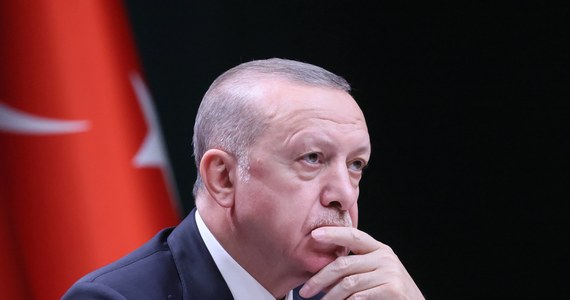 Turcja ma prawo rozwiązać swoje problemy w północnej Syrii i przeprowadzić tam ofensywę lądową przeciwko kurdyjskim bojownikom; jesteśmy zdeterminowani jak nigdy wcześniej, by zapewnić bezpieczeństwo naszej południowej granicy - zapowiedział w wystąpieniu w parlamencie turecki przywódca Recep Tayyip Erdogan. Co tak naprawdę chce osiągnąć prezydent i jak to wpływa na sytuację międzynarodową? O tym Tomasz Weryński rozmawiał z profesorem Przemysławem Osiewiczem z Uniwersytetu imienia Adama Mickiewicz w Poznaniu.