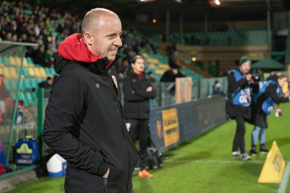 Grę na piłkarskim mundialu rozpoczyna dziś jeden z głównych faworytów do złota, czyli reprezentacja Brazylii. Dyspozycję Canarinhos przetestują jako pierwsi Serbowie. "Przed tym pierwszym meczem są lekkie obawy, bo gramy przecież z Brazylią. Także łatwo nie będzie" - przyznaje trener Piasta Gliwice, Serb z pochodzenia, Aleksandar Vuković, który aktualnie przebywa w swojej ojczyźnie na urlopie, bo drużyna z Górnego Śląska przygotowania do rundy wiosennej rozpoczyna 3 grudnia. O szansach Serbów na mundialu i o liderach tej kadry z trenerem Piasta rozmawiał Wojciech Marczyk z redakcji sportowej RMF FM. 