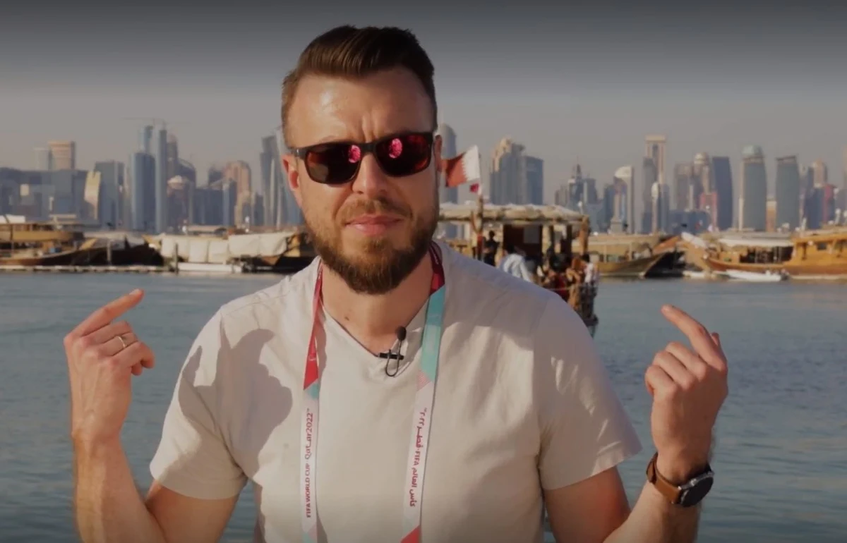 Katarczycy uwielbiają, jak wszystko jest duże. Wielkie budynki, przytłaczająca architektura, szerokie ulice przelotowe w centrum miasta i jeżdżące po nich wielkie samochody z silnikami o pojemności, którą w Europie można by rozdzielić na przynajmniej trzy auta. Z drugiej strony pustynny krajobraz, place budów, których nie udało się zakończyć przed mundialem oraz ułomności małej architektury. Doha to miasto kontrastów i fasadowości. Te fasady przygotowane są nierzadko z byle jakiej dykty.