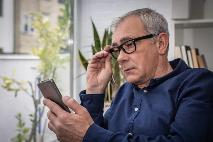 Też dostałeś taki SMS z ZUS? Uważaj na tę pułapkę, możesz stracić 800 zł
