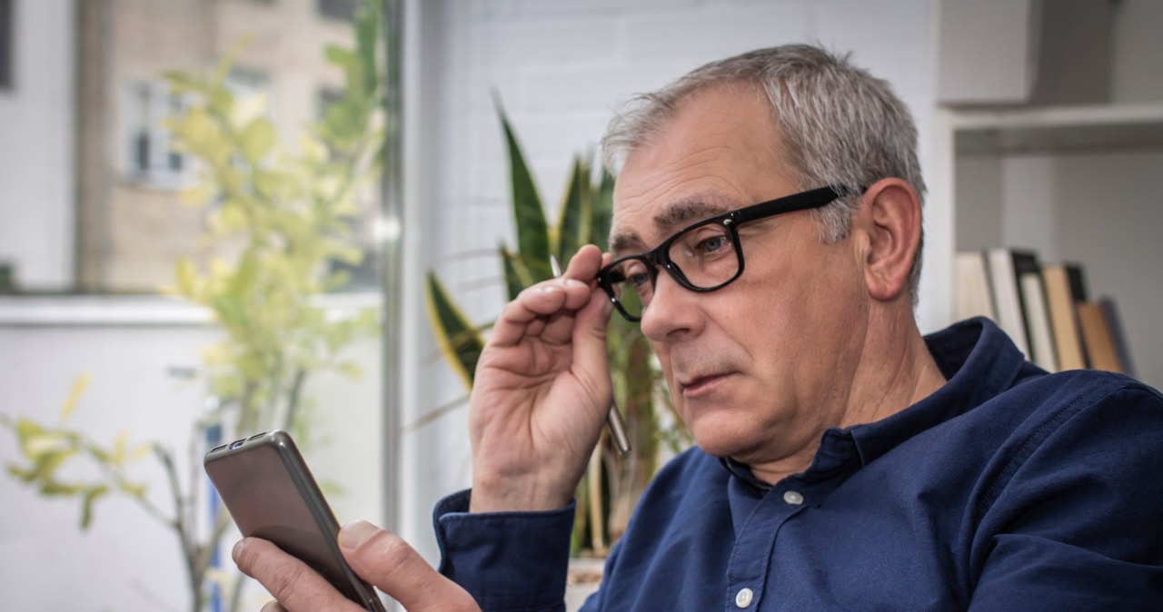 Też dostałeś taki SMS z ZUS? Uważaj na tę pułapkę, możesz stracić 800 zł
