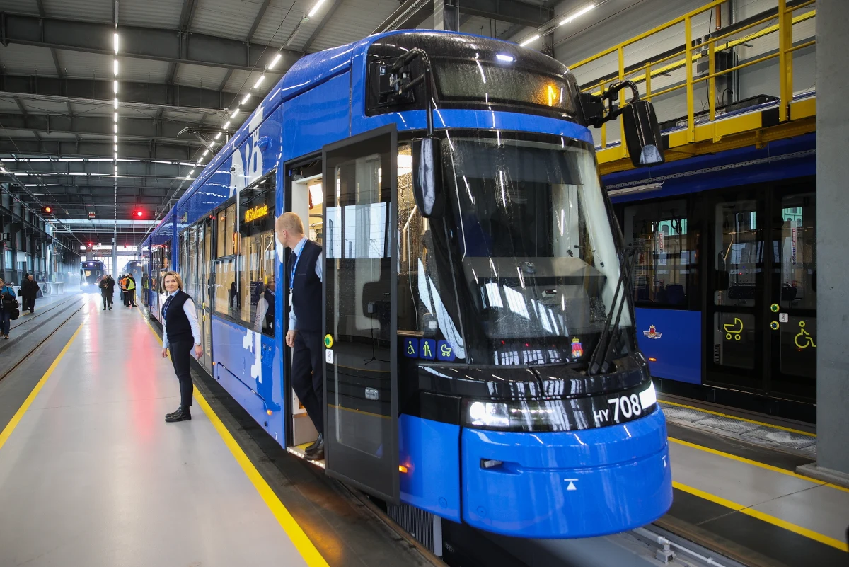 Dwa nowe tramwaje "Lajkonik II" wyjechały dziś na ulice Krakowa. To pierwsze pojazdy z kolejnej partii nowoczesnych tramwajów, które trafia do naszego miasta.  

