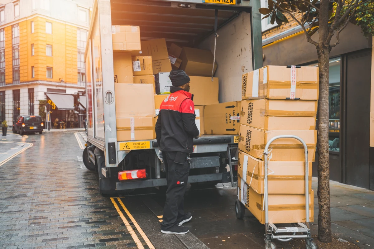 49-letni kierowca firmy kurierskiej został znaleziony martwy za kierownicą furgonetki dostawczej. Jak podała brytyjska gazeta "Daily Mail", przez ostatnie dni Warren Norton pracował po 14 godzin na dobę w związku z przypadającym przed "czarnym piątkiem" szczytem dostaw przesyłek.