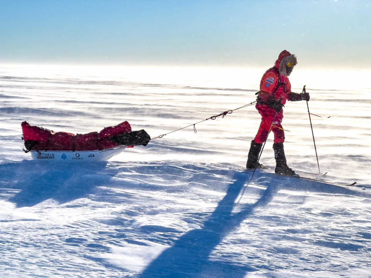 "W pierwszy tydzień przeszedłem około 105 kilometrów i myślę, że to dobry rezultat. Największe problemy sprawiają mi opady śniegu. Temperatura odczuwalna w ubiegłym tygodniu spadła do -50 stopni Celsjusza. To są warunki, przy których trzeba być naprawdę bardzo, bardzo czujnym" - tak w kolejnym specjalnym połączeniu wprost z Antarktydy opowiedział RMF FM Mateusz Waligóra. Podróżnik chce dotrzeć na biegun południowy. Przed nim w sumie 1200 kilometrów wędrówki. Porusza się na nartach i ciągnie za sobą sanie, na których jest jeszcze ponad 100 kilogramów ekwipunku. Może być czwartym Polakiem, który dotrze na biegun samotnie, bez wsparcia z zewnątrz.