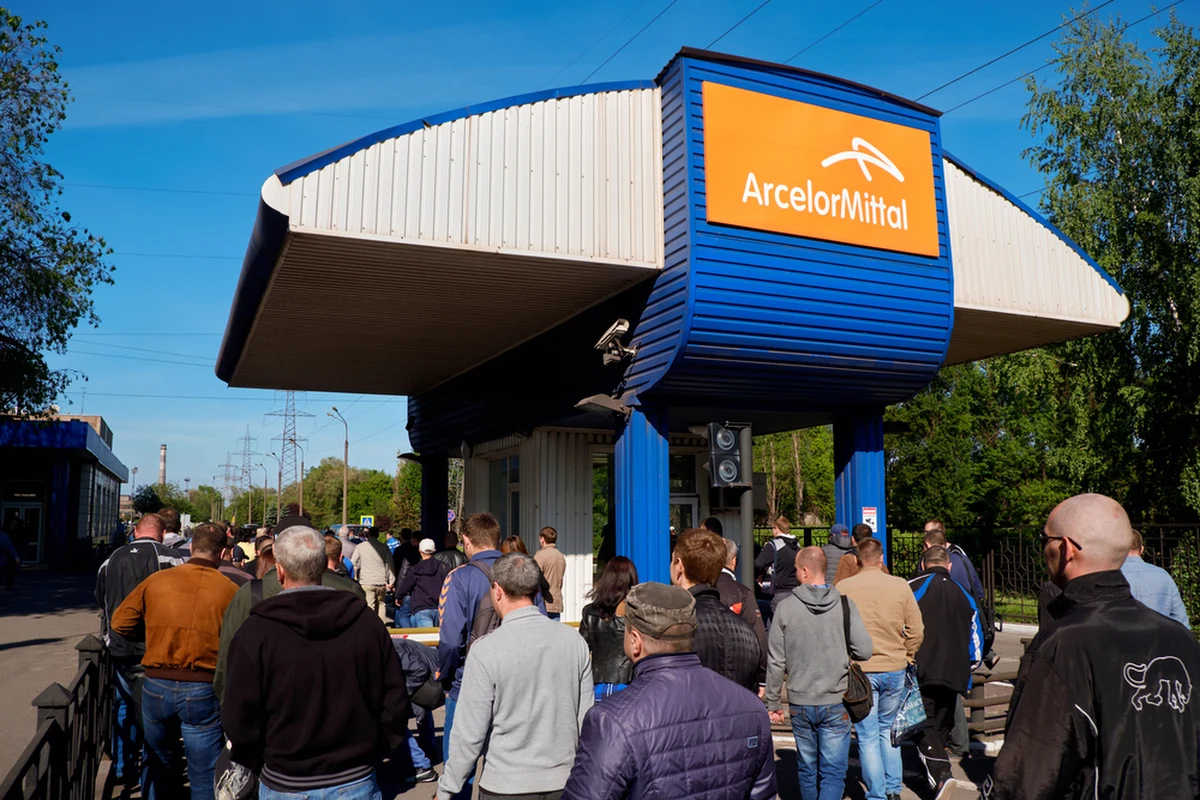 Huta Arcelor Mittal w Krzywym Rogu, największy zakład metalurgiczny Ukrainy, poinformowała w czwartek, że wstrzymała wytapianie stali i produkcję wyrobów walcowanych. Wszystko ze względu na ograniczenia w dostawach prądu.