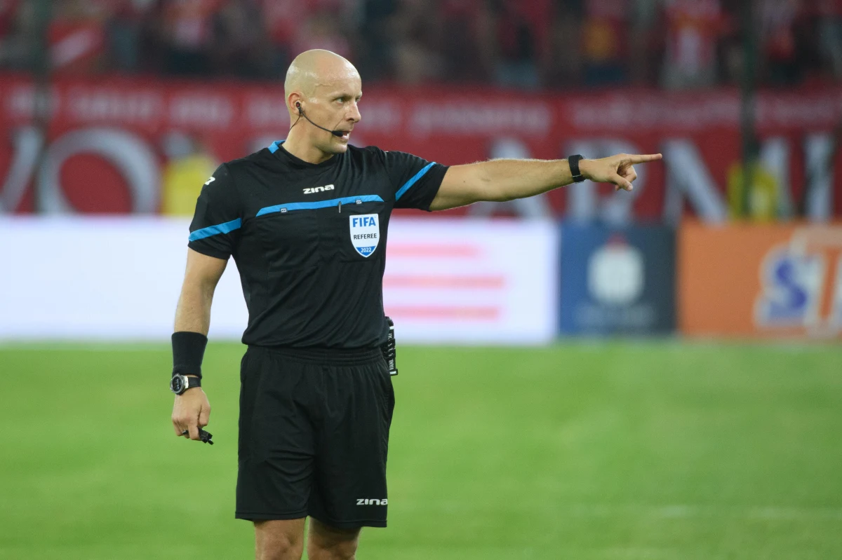 FIFA ogłosiła obsady sędziowskie na sobotnie mecze mundialu. Arbitrem naszego pojedynku z Arabią Saudyjską będzie Brazylijczyk Wilton Pereira Sampaio. Na pierwszy mecz wyznaczono wreszcie Szymona Marciniaka. On popracuje z gwizdkiem w trakcie pojedynku Francja-Dania.