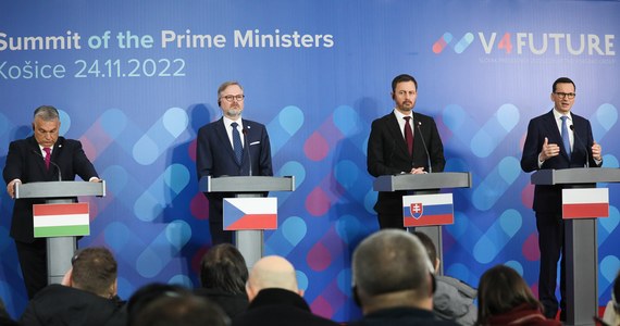 "Komisja Europejska musi w równy sposób traktować wszystkie kraje europejskie, w sposób fair podchodzić do wszystkich krajów" - mówił po spotkaniu Grupy Wyszehradzkiej w słowackich Koszycach premier Mateusz Morawiecki.