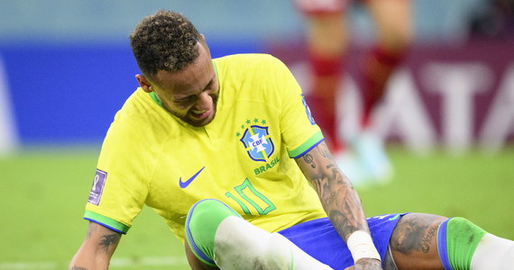 Neymar płakał z bólu po tym, jak został zmieniony w meczu z Brazylii z Serbią (2:0) w piłkarskich mistrzostwach świata w Katarze. Napastnik utykając opuścił boisko w 79. minucie spotkania. Siedząc na ławce rezerwowych przykładał lód do stawu skokowego.