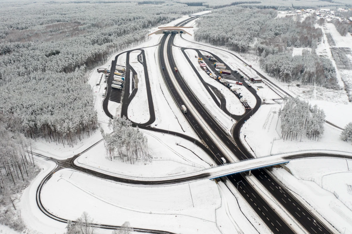 Zimowa pogoda na wschodzie Polski i jesienna na zachodzie - tak według Instytutu Meteorologii i Gospodarki Wodnej będą wyglądały najbliższe dni. Co przyniesie weekend? Trzeba spodziewać się śniegu i deszczu ze śniegiem, a synoptycy ostrzegają też przed mgłą. 